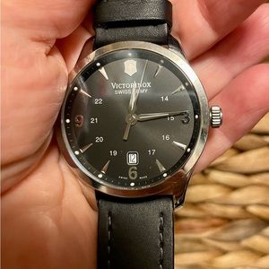 Beautiful men’s Swiss Army watch. Black leather strap.